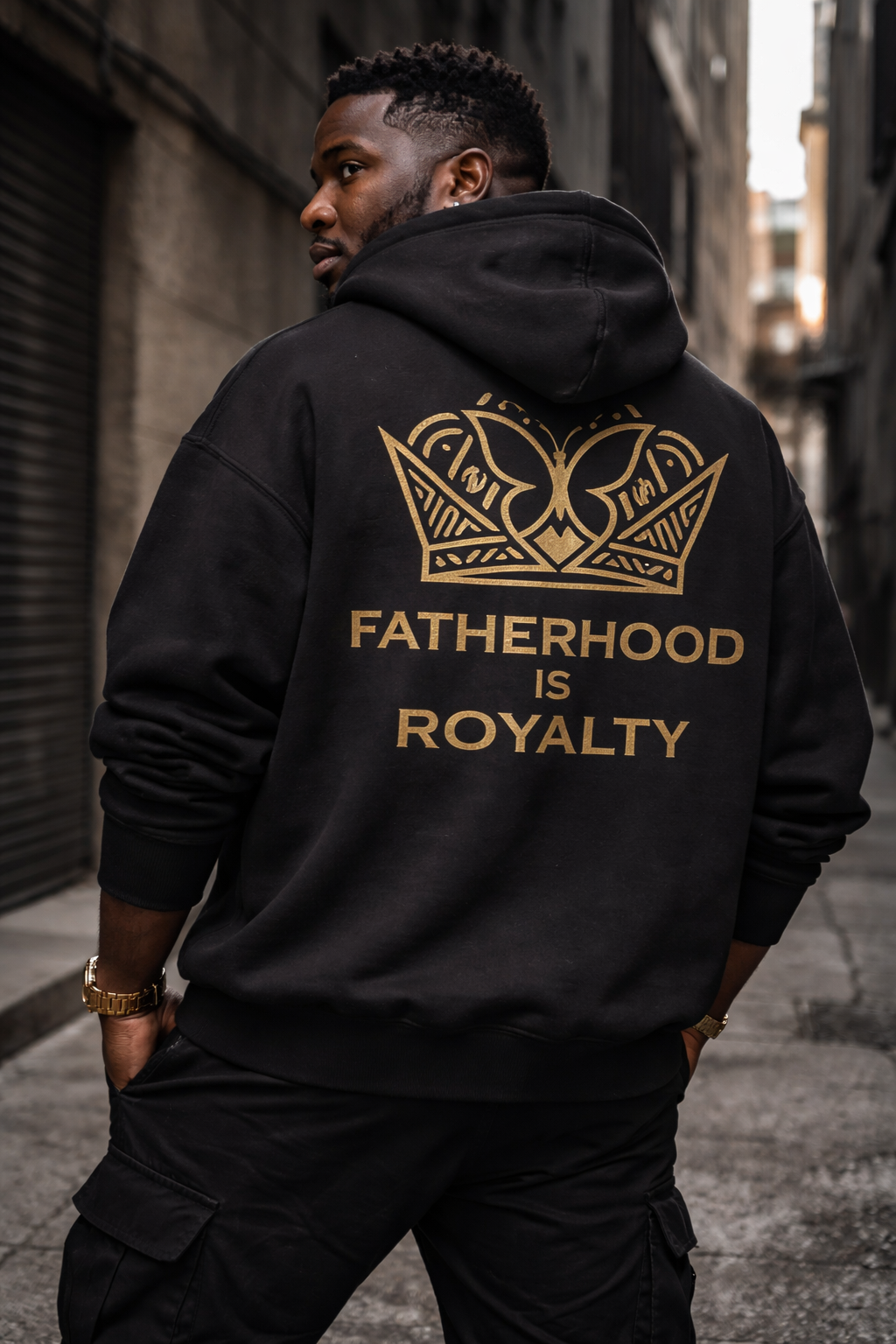 Sudadera Premium La Paternidad es Realeza – Negra y Dorada