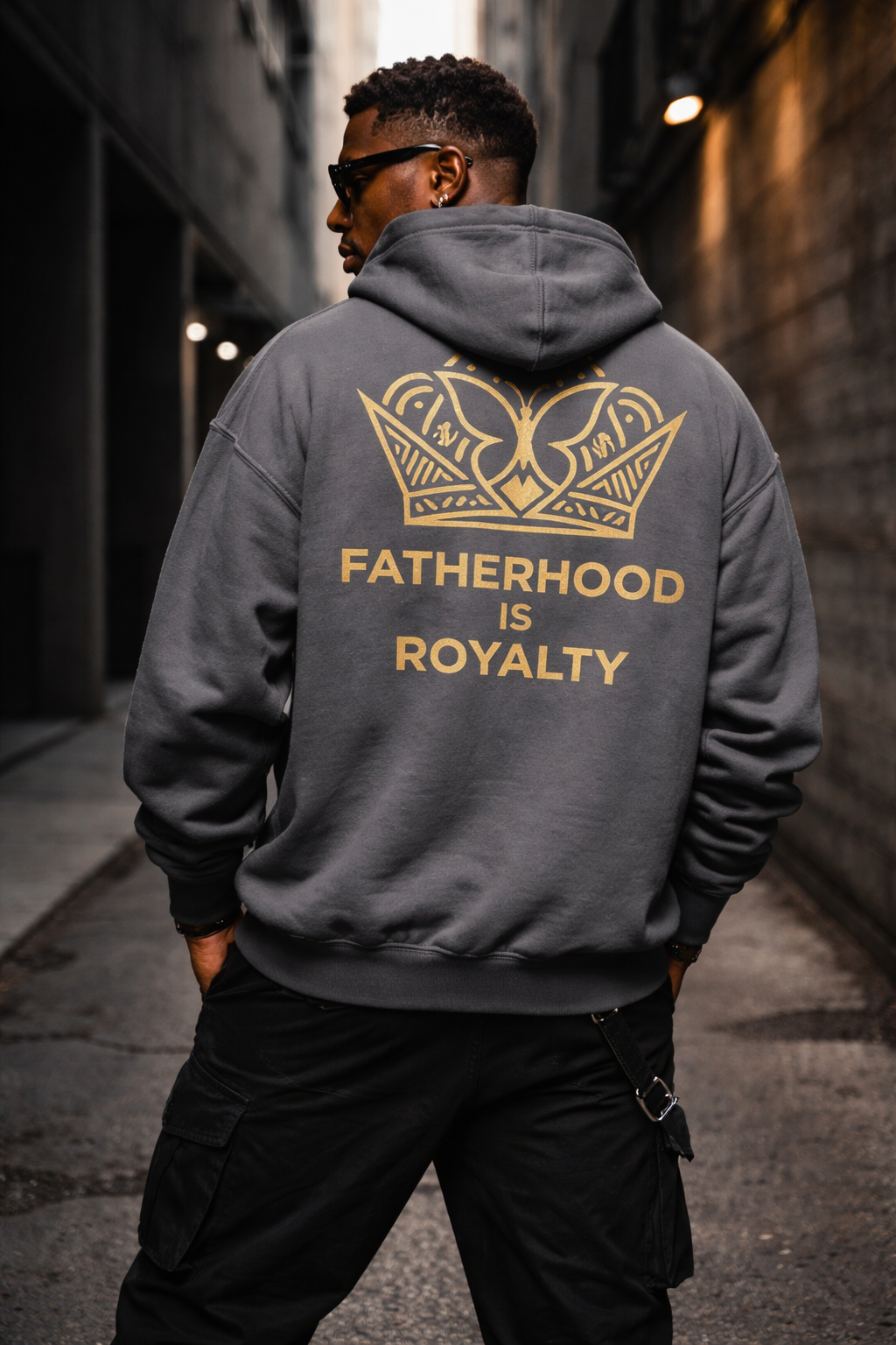 Sudadera Premium La Paternidad es Realeza – Negra y Dorada
